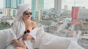 Foto Tak Kalah Viral dari Kebaya Hijau, Ini Video Seksi Renna Dyana