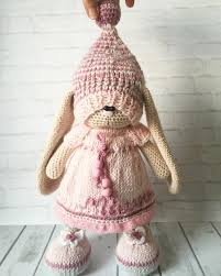 что можно связать крючком в подарок на новый год Eta Zajka Uzhe Domatak Priyatno Chto Budet Pervym Podarkom Na Novyj God Dlya Malenkoj Hozyajki Kstati Pro N Vyazanye Kukly Svyazannye Kryuchkom Igrushki Vyazanye Igrushki