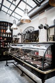 Comptoir Le Chocolat Alain Ducasse Manufacture A Paris Chocolaterie Design De Restaurant Design De Cafe