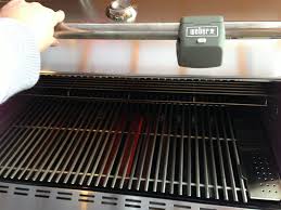Roste unter hoher hitze ausbrennen, abbürsten und ggf. Gasgrill Ausbrennen Wie Du Mit Hilfe Der Pyrolyse Den Grill Richtig Reinigst