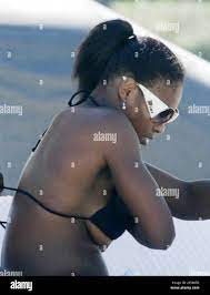 Exclusive!! Serena Williams' boyfriend Jackie Long, saves her from a wardrobe  malfunction during a day on Miami Beach, Fla. 6/10/07. [[mab]] Stock Photo  - Alamy