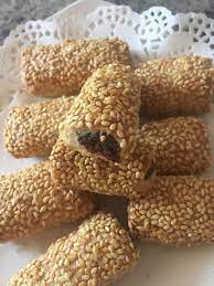 اصابع الكعك بالسمسم محشية بالتمر العجوة Delicious Desserts Food Arabic Food