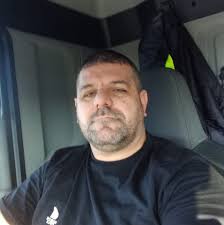 Au setat semaforul atât de prost încât șoferii s-au trezit nas în nas 😁  Oamenii au sunat la 112 și polițiștii și-a pus mâna în cap