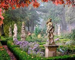 The garden today is a hotspot for visitors to relax during their lunchbreak in the middle of busy vienna, providing nice views of its palatial surroundings. Der Burggarten In Rothenburg Die Aussichtsplattform Und Grune Lunge
