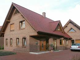 Rotlicher Klinker Rotes Dach Und Braune Fenster Rotes Dach Klinker Hauswand