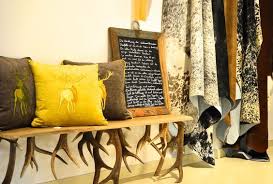 le fineza meran merano home interior chalet design deko wohnaccessoires einrichtung geweih hirsch stierfell brasilien co chalet design innenraume home interior