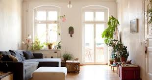 wunderschone und lichtdurchflutete wohnzimmereinrichtung in berliner 2 zimmerwohnung wohnung balkonzugang sonnenlicht altbauwohnung alte wohnungen wohnung