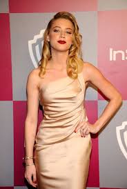 The Talented Amber Heard Attractive Hairstyles She Read Books By Authors Such As George Orwell And Salman Rus Amber Heard Photos Amber Heard Amber Heard Age