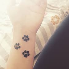 Si vous aimez le tatouage, cette pratique qui est de plus en plus appréciée, alors vous n'êtes certainement pas passé à côté du mandala. Tatouage Pattes De Chiens Tatouage Patte De Chien Tatouage Patte De Chien