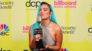 Karol g chatted with billboard's leila cobo ahead of the 2021 billboard music awards and talked all about her bbmas debut, what fans can expect from her performance, what her next music video. Karol G La Mejor Artista Latina De Los Billboard 24 05 2021 Sputnik Mundo