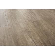 Il parquet è davvero un tipo di pavimentazione che riesce subito a dare calore e stile ad un la ditta jp piastrelle di jovanovic predrag è specializzata nella posa di parquet di ogni tipo. Piastrella Serie Logwood Di Dom Ceramiche Effetto Legno In Gres Porellanato Colore Grey 25x150 Cm