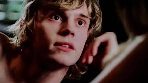 Taissa Farmiga and Evan Peters Português