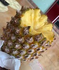 This quick and simple life hacks video series has all kinds of useful tips to make your day easier, all broken into small, two minute chunks. 32 Million People Can T Stop Watching This Video Of How To Correctly Eat Pineapples Bored Panda