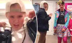 Jojo siwa weight fits quite nicely with her height. Jojo Siwa 17 Reveals Boyfriend S Identity In Funny Tiktok Video In Which They Swap Clothes Daily Mail Online