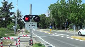 Segnale passaggio a livello con barriere. Passaggio A Livello Con Semibarriere Di Via Stradone In Hd Ravenna Level Crossing Youtube