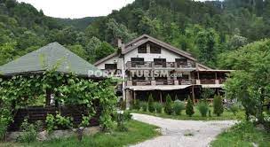 Chiar in fata propietatii se afla o statie de autobuz, iar gara locala este la 4 km. Complex Turistic Valahia Pensiunea Valahia Brezoi Valcea Valea Oltului House Styles House Cabin