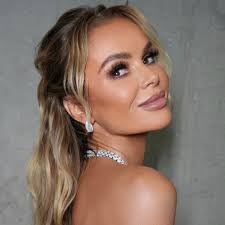 Amanda Kitchen's Instagram, Twitter & Facebook