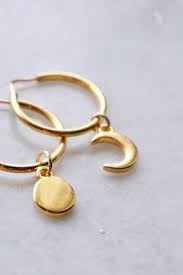 Une Magnifique Paire De Creoles Petit Vermeil Dote D Un Croissant De Lune Et Une Breloque Ronde Diametre De Cerceau Small Gold Hoops Gold Hoops Gold Charm