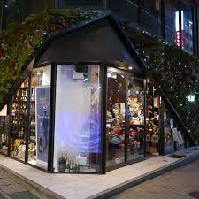 こんなとこパレド北野坂ビルで誰がやってんだろと思ってたワインショップうちでんねんと聞いて納得お客さん入ってるの見たことないもんなぁ 北野坂 三宮 神戸 風景 神戸百景 city kobe japan local ノムリエ city greenhouse hanging