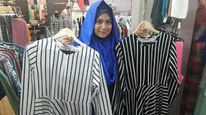 Gamis bergo kurnis y polka. Motif Polkadot Dan Garis Garis Banyak Disukai Tribun Batam