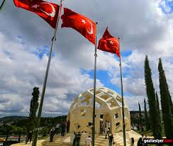 Milli eğitim bakanı ziya selçuk, beraberindeki öğrencilerle fetö'nün darbe girişiminde bombalanan alanlarını ziyaret etti, 15 temmuz şehitleri anıtı'na. 15 Temmuz Sehitler Aniti Rehberi Nerede Ve Hakkinda Bilgiler