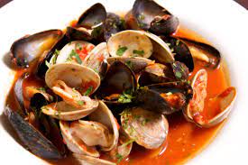 Fate rosolare in una pentola uno spicchio d'aglio con un filo di olio e un pizzico di peperoncino se vi piace. Zuppetta Di Cozze E Vongole La Vigna Restaurant