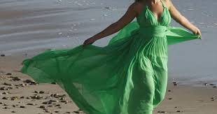 Beyonce Green Dress Beyonce Swapped Her Simple Beach Style For An Elegant Green Dress Elegant Green Dresses Green Dress Maxi Dress