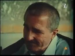 Petrini, filozof de profesie, e ridicat de securitate, din pasnicul sau camin, si supus anchetei, din cauza unei scrisori interceptate pe care unul dintre fostii sai colegi de faculatate o incheia cu un banc stupid, schimbat frecvent intre ei: Cinematografia Veche Cel Mai Iubit Dintre PÄƒmanteni 1993 Facebook