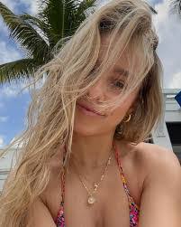 Alicia Lessard's Instagram, Twitter & Facebook