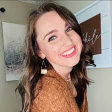 Carrie Olinger's Instagram, Twitter & Facebook