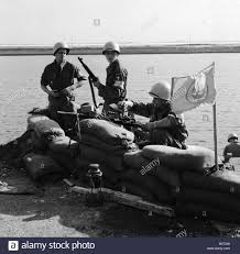 Die ursachen der krise liegen in der struktur der nutzung des sueskanals begründet. Suez Krise 1956 Danischen Uno Truppen Am Suezkanal Richten Sie Ein Maschinengewehr Stellung Zwischen Der Britischen Und Agyptischen Front Auf Die Die Waffe In Die Richtung Der Briten Zeigt Stockfotografie Alamy