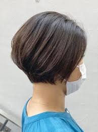 お客さまショートボブ 丸顔 30代 40代におすすめビジネス オフィス ナチュラル エレガント小顔ショートボブ 斜め前髪 流し前髪 アッシュ ヘアサロン予約 ozmallビューティ ヘアサロン ショートボブ 丸顔 ショートボブ