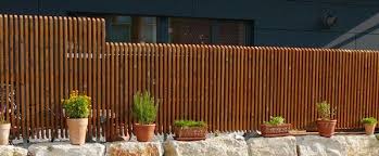 Elementzaun Bzw Senkrechtzaun Aus Larche Holz Finden Sie Bei Der Zaunfabrik Natur In Emmendingen Bei Freiburg Naturzaun Holzideen Garten Zaun