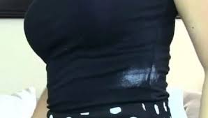 чем вывести белые пятна от дезодоранта на черной одежде Kak Ubrat Belye Pyatna Ot Dezodoranta Na Chernoj Odezhde 15 Foto Kak Udalit Sledy Ot Pota V Oblasti Podmyshek Na Cvetnyh Veshah I Rubashke