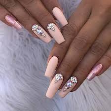 Una fragmento de papel de aluminio se usa como soporte para formar la punta blanca de la uña. Stunning Nail Art Designs For Coffin Nails Coffinnails Nailedit Nailart Nailsdesign Elegant Nail Art Rhinestone Nails Elegant Nails