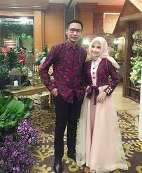 Yang dari kemarin udah nungguin sarimbit atau couple, yuk merapat dulu sini! 10 Ide Baju Gamis Couple Untuk Tunangan Ide Baju Couple