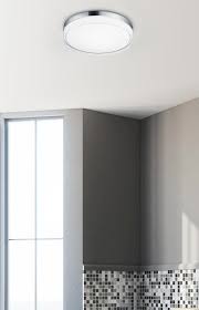 Helestra Tana Ein Minimalistisches Und Zugleich Edles Design Dass Sich Ideal In Moderne Badezimmer Einfugt Die Glanzende Ve Badezimmer Zimmer Deckenleuchten