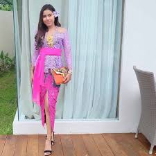 Sedangkan untuk bagian rok nya menggunakan bahan batik yang berwarna ungu yang sangat serasi dengan atasan kebaya nya. 30 Model Kebaya Bali Modern Brokat Kombinasi Terbaru