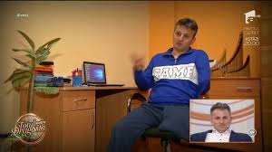 Acum se deplaseaza greu, cu ajutorul unui vechi carucior cu rotile. Nick Vujicic Omul Care InoatÄƒ Conduce Si JoacÄƒ Fotbal DeÈ™i S A NÄƒscut FÄƒrÄƒ Maini È™i Picioare Youtube