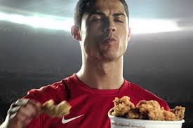 Internauci zarzucają Cristiano Ronaldo hipokryzję, bo reklamował KFC