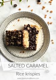 Carre De Riz Souffle Au Caramel Croquant Et Chocolat Sparks And Bloom Food Drinks Dessert Dessert Recipes Easy Rice Krispies