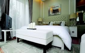 Desain ini sangat cocok untuk anda yang memiliki ruang tidur dengan ukuran yang relatif lebih sempit. 3 Tip Desain Kamar Tidur Klasik Modern