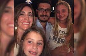 Soledad pastorutti celebró el día patrio con sus hijas haciendo una divertida actividad a través de su cuenta de instagram, soledad pastorutti compartió un tierno video donde se la veía haciendo una actividad en familia para celebrar el día de la patria soledad pastorutti celebró el día patrio con sus hijas La Familia Es Mi Refugio Las Tiernas Fotos De Soledad Pastorutti Con Su Esposo Y Sus Hijas La 100