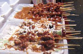 Disini kamu bisa temukan aneka makanan dan minuman tradisional serta suasana dan hiburan rakjat tempo doeloe. Taman Megah Night Market Things To Do In Sea Park Kuala Lumpur