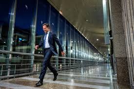 Inmiddels is hij daar weer vertrokken, bevestigt de. Xskq Klkrmglgm