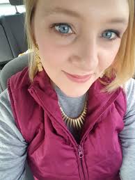 What is the significance of blue eyes at awards shows?