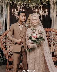 Tentu kebutuhan anda terkait baju pengantin adat jawa kemben sangat penting, sehingga anda membutuhkan saran yang tepat. 25 Inspirasi Gaun Pengantin Muslimah Yang Modern Updated 2021 Bukareview