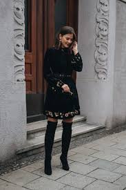 Le maniche lunghe hanno polsini a contrasto. Come Indossare E Abbinare Un Vestito Di Velluto Nero 25 Outfit Lookastic
