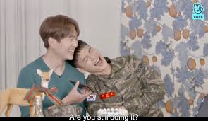 Onew really like toothbrushes for long. Screen Capture From Minho S Vlive Laughing With Surprise Guest Onew And Key On The Phone Shinee