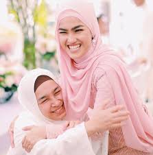Sebelum ini, terdapat pihak mengatakan ikatan pertunangan elfira dan sufian terlerai kerana sufian tidak mampu menyediakan hantaran tinggi yang diminta oleh. Biodata Dan Latar Belakang Pelakon Elfira Loy Iluminasi
